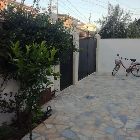 Vila El Sa Nyaraló *
